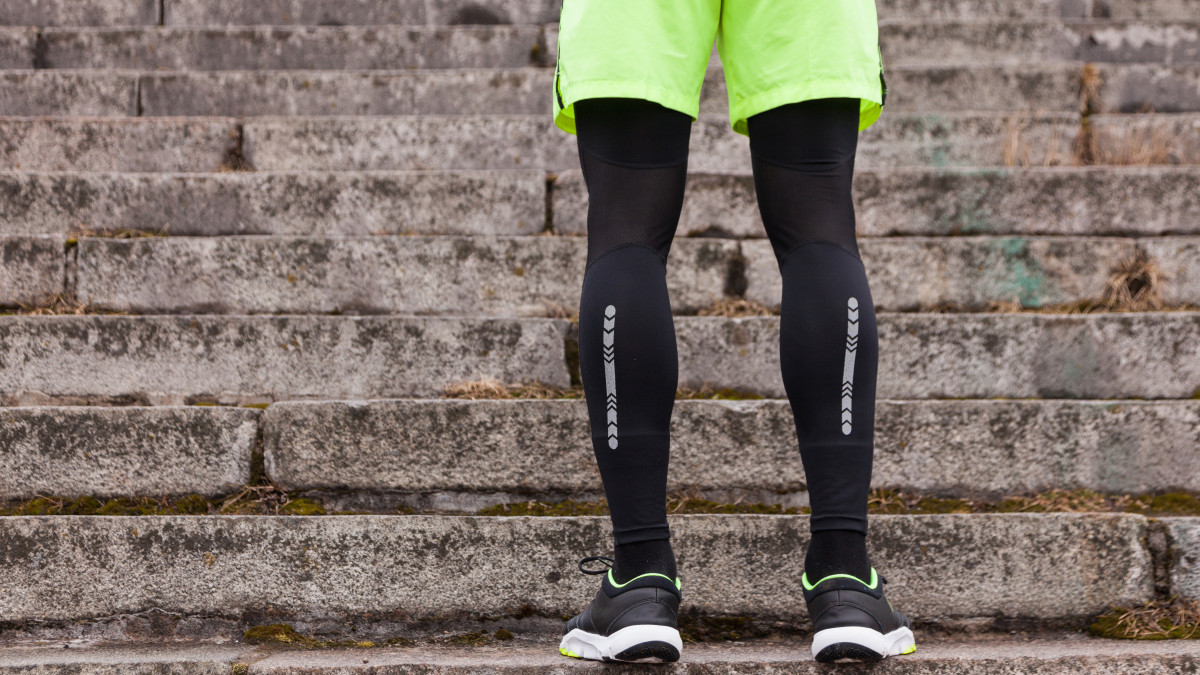 Un coureur est équipé d'une tenue adaptée à son activité.